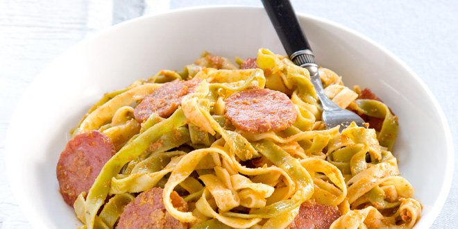 Tagliatelle met pesto rosso en salami - Grand'Italia