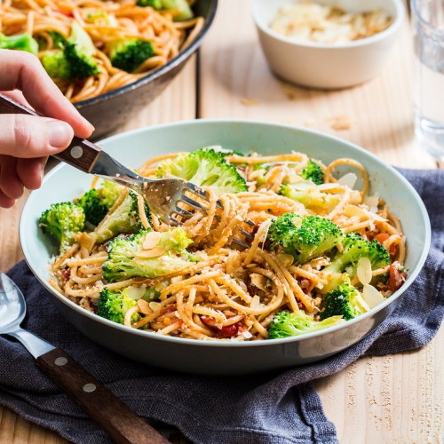 Spaghetti di farro con broccoli e pomodori secchi - Grand'Italia