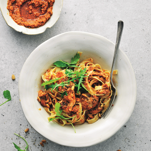 Tagliatelle con pesto rosso, pollo e rucola - Grand'Italia